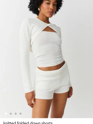 SÖKER - Jag söker dessa vita nedvikta shorts från Gina i storlek M eller L. Skriv till mig om ni säljer. 