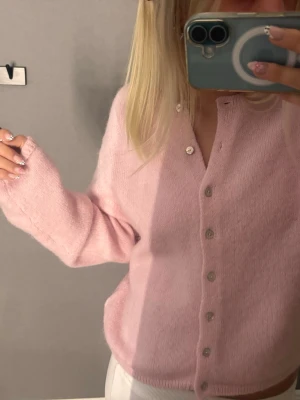 Ljusrosa kofta  - Super söt ljusrosa kofta ifrån Gina i storlek M. Den är jätte mysig och knappt använd, som ny💗