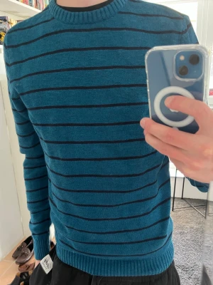 Unik randig stickad crewneck  - Riktigt snygg och unik randig stickad crewneck i storlek S slimfit som passar perfekt till sommaren