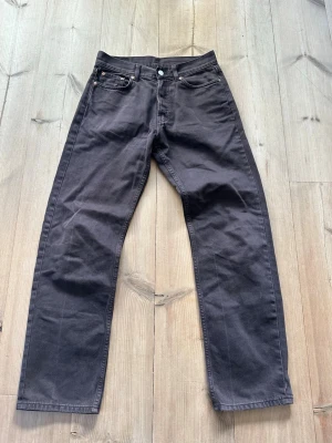 Bruna raka jeans - Weekday jeans, straight fit. Storlekar: W27 L30