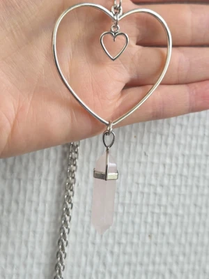 Silvrigt halsband med hjärtan och rosenkvarts love goth pagan wicca  - Superfint smycke, se bilderna.