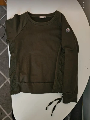 Olivgrön sweatshirt från Moncler - Snygg orginal tröja från moncler i mycket gott skick. Storlek S
