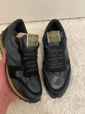 Svarta rockrunners - Säljer dessa tvärfeta rockrunner i storlek 40 passar 41, nypris 7000 mitt pris 1599, hör av er vid minsta fråga/bilder