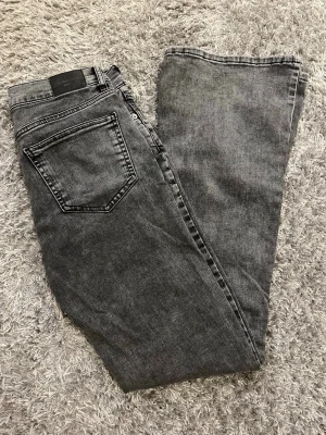 Gina jeans  - Fina gråa jeans i storlek 38 från Gina, de har en medelhög midja.  Har använt jeansen några gånger men säljer då dom är för stora🤍
