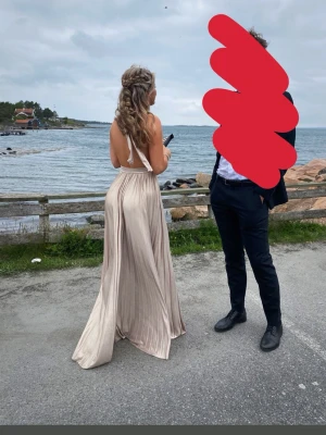 Balklänning från Bubbleroom – champagne/beige, strl S - ✨ Säljer min superfina balklänning från Bubbleroom ✨  Använd endast en gång på bal. Klänningen är i ett skimrande champagne/beige material med vacker plisserad kjol och öppen rygg som ger en väldigt elegant och exklusiv look. Sitter superfint på kroppen och faller jättefint när man går.  Perfekt till bal, studentmiddag eller annan festligare tillställning 💫  • Märke: Bubbleroom • Storlek: S • Nypris ca 2000 kr • Använd 1 gång • Väldigt fint skick  Skriv vid intresse 💕