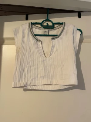 Vit ribbad croppad topp från Urban outfitters - Vit croppad topp från Urban outfitters som gick viral på tik tok! 💕