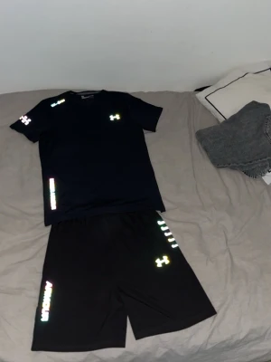 Under armour reflective tracksuit  - Helt ny under armour tracksuit perfekt till sommaren, storlek XL men sitter som Medium! 