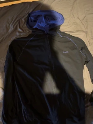 Svart zip up hoodie blå boss  - Priset kan diskuteras 