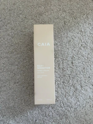 Oöppnad CAIA Silky Sensation Handkräm - Handkräm från CAIA i beige förpackning. Silky Sensation med sheasmör som ger mjuka och återfuktade händer. Perfekt att ha i väskan för snabb återfuktning när som helst. Nypris: 245kr