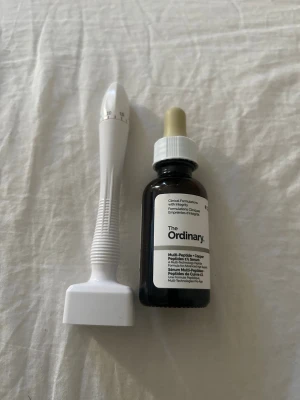 The Ordinary serum & ansiktsverktyg - Ett kit med The Ordinary Multi-Peptide + Copper Peptides 1% serum i mörk glasflaska med pipett och en derma roler