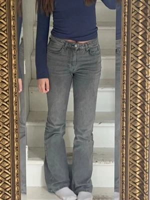 Straight high jeans - Snygga gråa högmidjade jeans med raka ben. Använda men i fint skick!