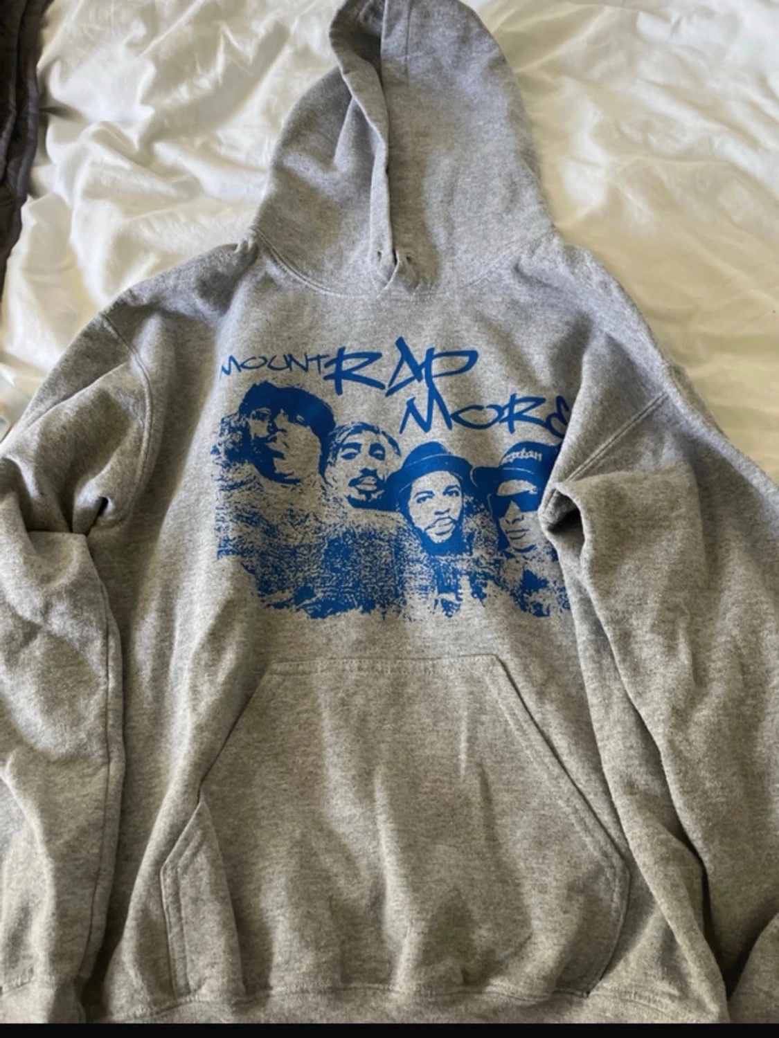 Grå hoodie