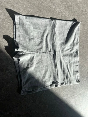 Grå foldover shorts från Gina Tricot - Gråa foldover shorts från Gina tricot i storlek 158/164. Shortsen har använts en gång och har inga tecken på användning. Pris kan diskuteras.