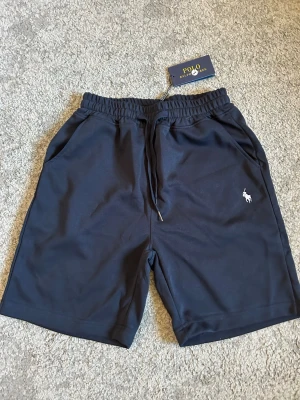 Ralph Lauren shorts - Tja säljer nu helt nya Ralph Lauren shorts som har tagsen kvar samt har den QC bild. Storlek L.              Hör av er vid frågor!