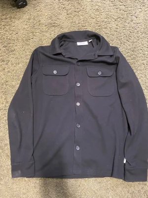 Only & sons overshirt  - Väldigt bra skick, inget fel. Only & sons storlek XS men skulle säga att den passar S och M. Använd fåtals gånger 