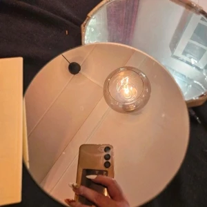 Runda speglar - Jag minns inte om det är fyra eller sex speglar i en förpackningen men det är en oöppnad förpackning och speglarna har en diameter på 20 cm. Det är medföljer så att man kan sätta upp speglarna på väggen alternativt så kan man lägga dem snyggt på matsalsbordet för att få en effektfull dukning  Köptes för några år sedan på IKEA och har därför utgått ur sortimentet  Kan även hämtas I Partille  E3