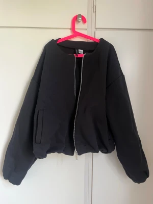 Svart bomberjacka -  Svart bomberjacka från H&M i storlek S💕 