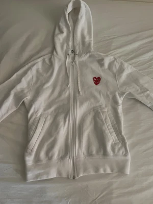 Vit hoodie från Comme des Garçons Play - Säljer en vit hoodie från Comme des Garçons Play i storlek M i mycket bra skick! 