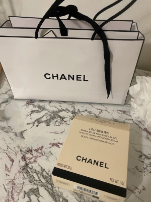 Chanel Les Beiges Bronzing Cream - Säljer min CHANEL Les Beiges Healthy Glow Bronzing Cream i färgen Soleil Tan Medium Bronze då jag fick fel nyans i present.  Den är endast testad en gång (swatch) – annars i nyskick. ✔️ Kvitto finns ✔️ Originalförpackning ingår  Nypris: 755 kr  En väldigt populär bronzer som ger en naturlig, solkysst glow och är lätt att bygga upp. Perfekt nu till våren/sommaren.  💰 Pris: 650 kr (kan diskuteras vid snabb affär) 📦 Kan skickas eller mötas upp
