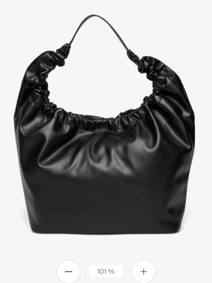 Oanvänd svart väska Gina Tricot  - Oanvänd väska med prislapp kvar från Gina Tricot. Finns inte längre kvar på hemsidan. Slutsåld. Ordinarie pris 499kr💕Två öppna fack och en med dragkedja inuti.