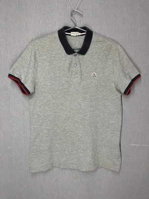 Moncler Piké Äkta - Riktigt fin moncler pike! Bra skick! Lite äldre modell och självklart äkta. Står storlek L men passar bättre för M. Skriv för fler bilder eller vid funderingar 😊🙏