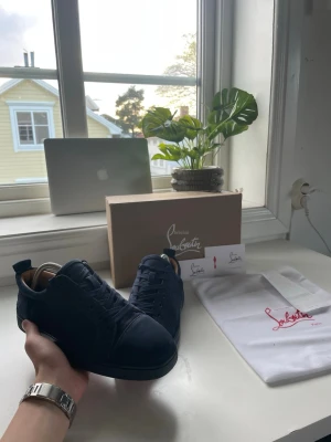 Mörkblå sneakers från Louboutin - Säljer nu mina Loubs i väldigt bra skick | Dem har varit väldigt försiktigt använda | Storlek 43, mörkblåa, mocka| Box medföljer vid snabb affär🤗