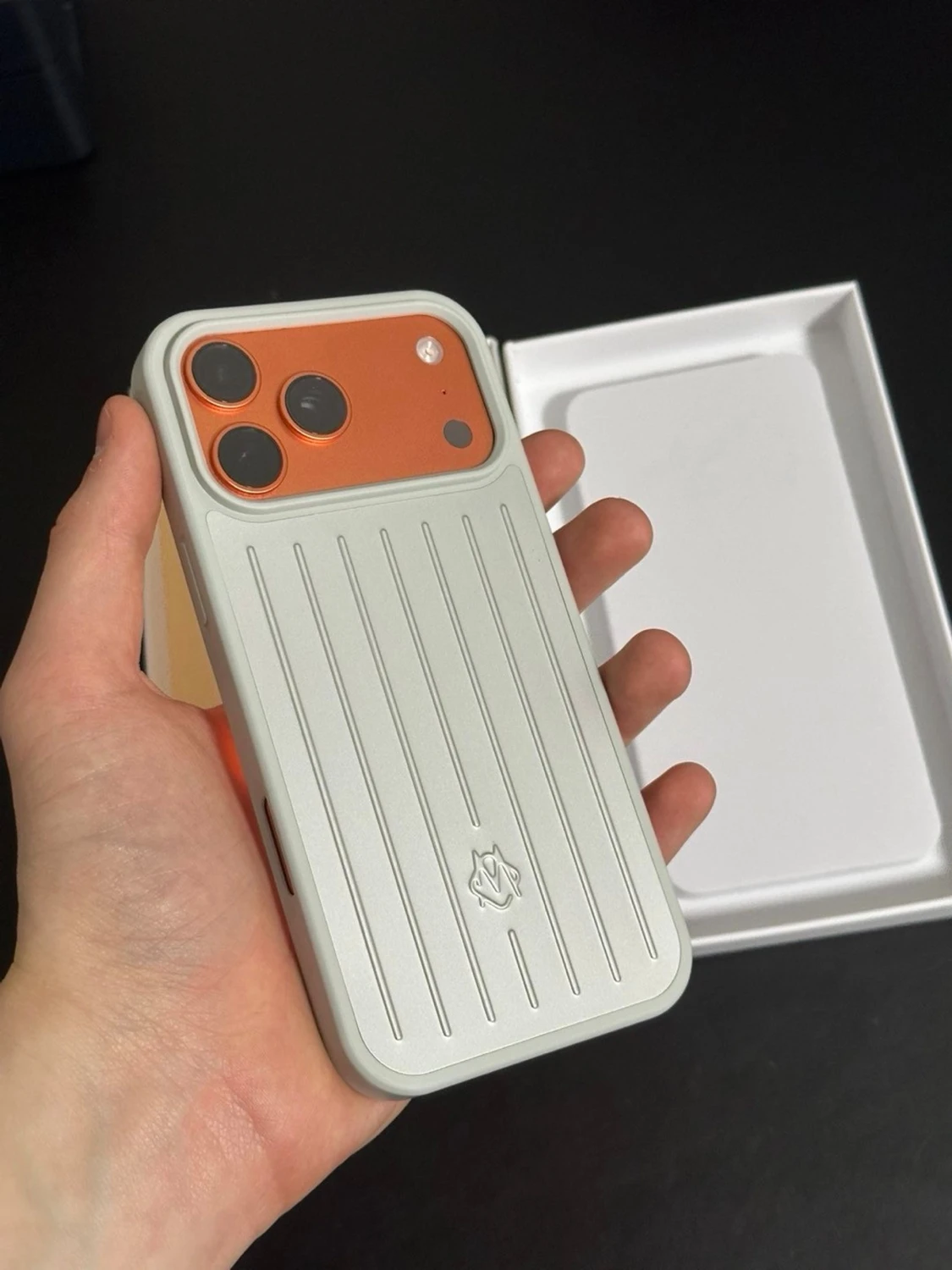 Rimowa silverfärgat mobilskal iphone 17 pro max - 3