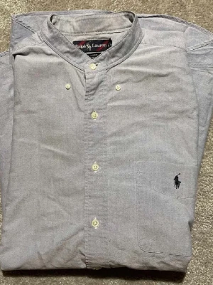 Ralph lauren skjorta  - Säljer nu denna feta ljusblå Ralph Lauren skjorta i ”big shirt” kollektionen | Skick 8/10, inga flaws | Storleken är M, fits XL/2XL, oversize | Bara att skriva vid frågor 
