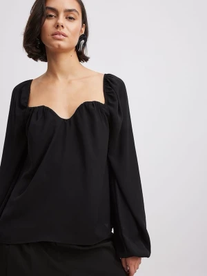 Blus med sweetheart uringning från NAKD - Blus från NAKD. Trendig svart blus med lång ärm & snygg sweetheart uringning & puffiga axlar. Prislapp kvar, storlek 34, helt slutsåld. 🤍