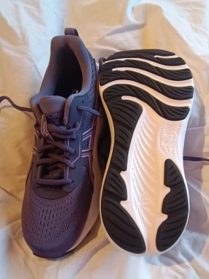 ASICS Gel Contend 9 - ASICS GEL-CONTEND 9 - Väglöparskor - indigo fog/light ube. Snygga sneakers från Asics i lila mesh med klassiska Asics-loggan på sidan. Skorna har en vit och svart sula. Perfekta för dig som gillar sportig stil och vill ha bekväma skor till vardags.