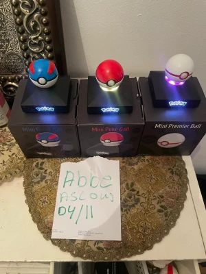 Pokémon Mini Pokébollar med LED-belysning - Säljer tre coola Pokémon mini pokébollar: Great Ball, Poké Ball och Premier Ball. Alla står på svarta LED-belysta baser som lyser upp bollarna snyggt. Perfekt som samlarpryl eller dekoration för Pokémonfans. Tillverkade i plast med färgerna blå, röd och vit. Box och allt annat medföljer.  1400 för alla eller 500 för great ball 450 för primer ball och 550 för pokebollem 