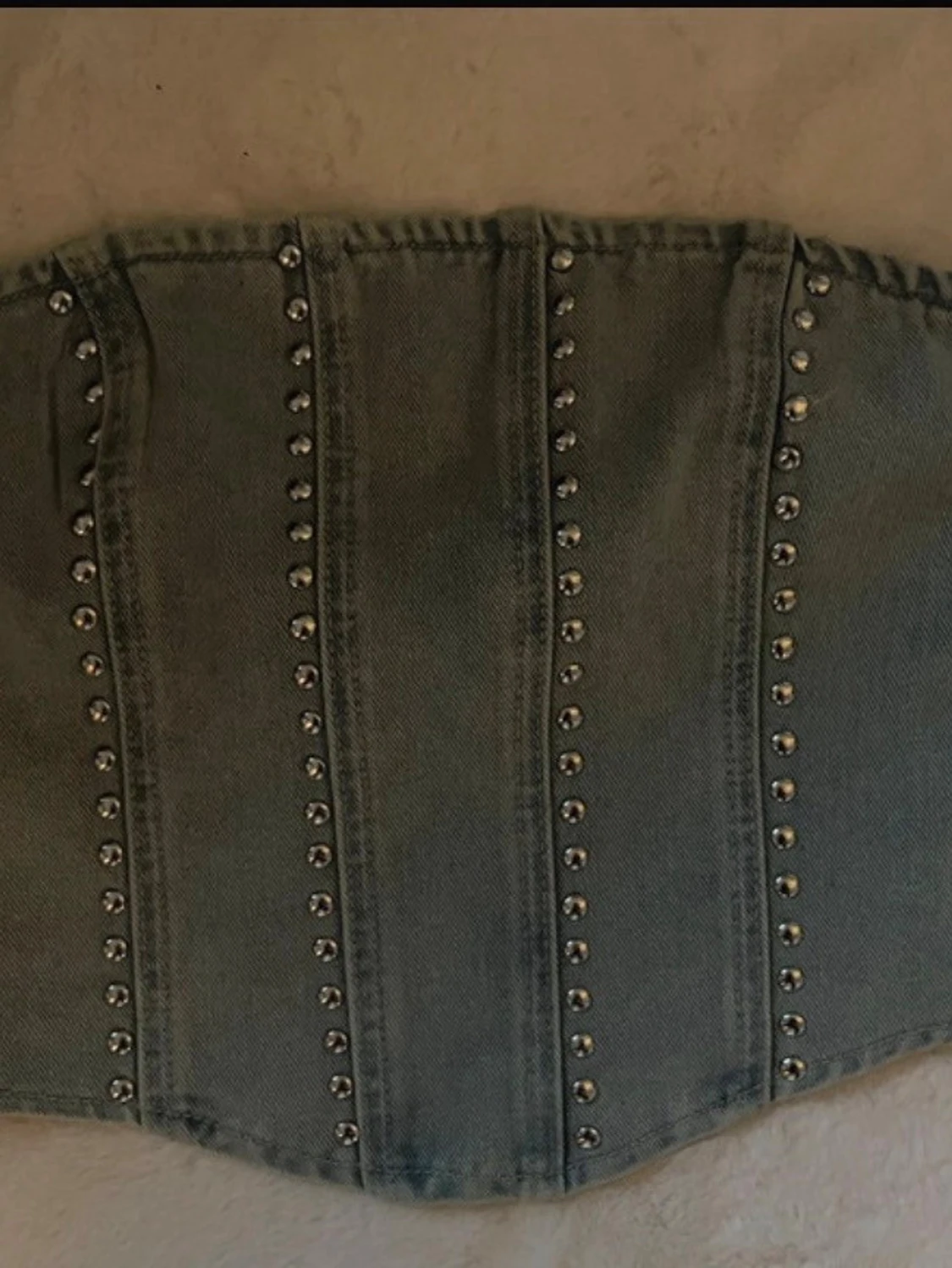 Grå denimkorsett med nitar