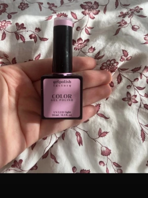 Ljusrosa gelnagellack 10 ml - Säljer ett ljusrosa gelnagellack från Gelpolish Factory. Färgen är babyrosa och flaskan rymmer 10 ml. Nagellacket är av geltyp och används med UV/LED-lampa för ett hållbart resultat. Perfekt för dig som gillar en fräsch och feminin look.     ‼️den har blivit använd och ca 80% är kvar‼️