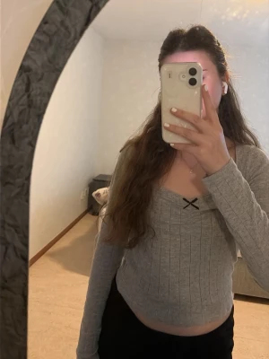 Tröja Gina tricot  - Ljusgrå  tröja från Gina tricot med en fin liten rosett💕