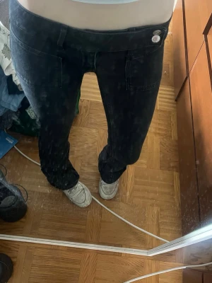 Lågmidjade jeans  - Jeans me superfina detaljer på fickorna. Bra skick endast lite ”urtvättade” men skulle inte säga att man tänker på de bara att dem är lite ljusare än vad dem egentligen skulle vara. 