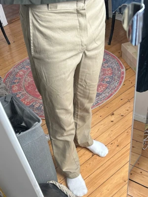 Dickies byxor  - Säljer nu dessa beigea dickies byxor i storlek 30/32