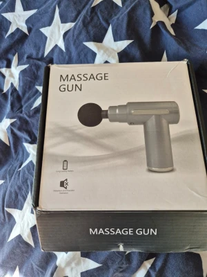 Massagepistol i grått helt ny. - Massagepistol i grå färg med svart massagehuvud. Kommer i originalkartong. Utrustad med lång batteritid och tystgående motor. Perfekt för muskelavslappning och återhämtning efter träning.