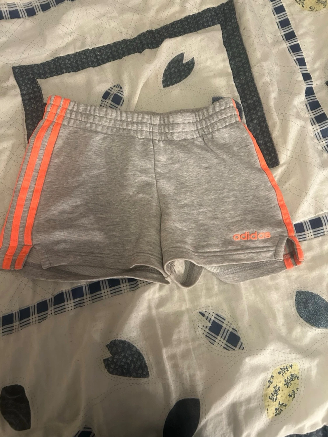 Grå sportshorts från Adidas