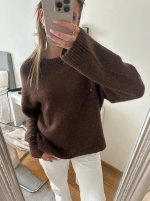 Stickad tröja - Brun stickad tröja. Använd få gånger