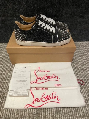 Christian Louboutin skor  - Hej, säljer nu dessa svin snygga Loubs skor. Skorna är i extremt bra skick!  Begränsat antal boxar och dustbag. Hör av dig vid frågor. 