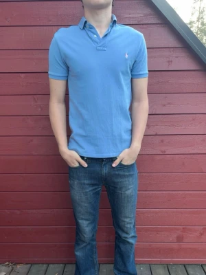 Ralph Lauren Piké  - Snygg ljusblå Piké i storlek S, tröjan är bra skick, tveka inte på att skriva vid frågor eller funderingar. Modellen är ca 180cm lång och väger ca 73kg
