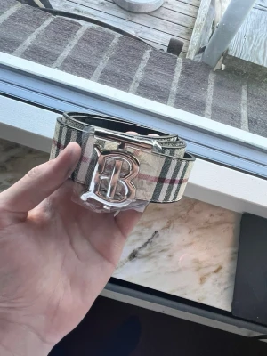 Hm bälte - Superfin bälte som går att byta från beige till svart. 10/10
