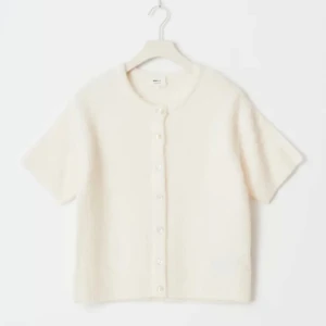 kortärmad stickad kofta med knappar - kortärmad stickad kofta med knappar ifrån gina tricot, helt oanvänd❣️❣️