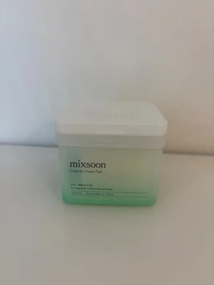 Ny! Mixsoon Centella Toner Pad. Öppnad! - Lugnande och fuktgivande pads med ansiktsvatten berikade med Centella Asiatica-extrakt för att omedelbart lugna och återfukta irriterad hud. En förpackning innehåller 120 pads indränkta med en flaska lugnande essens (240 ark när de delas) Huvudingredienser: - Centella Asiatica-extrakt ger effektiva lugnande och antiinflammatoriska effekter - Formula med 3 x fuktgivande effekt berikad med allantoin, betain och ceramid NP för att bevara fukten i huden och motverka fuktförlust