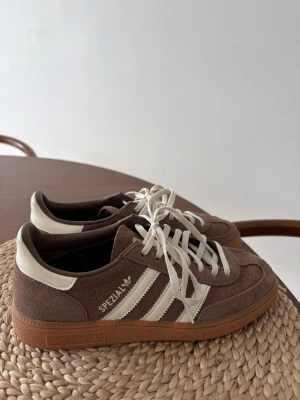 Adidas spezial - Säljer dessa bruna adidas spezial i storlek 37 1/3!! Endast använda fåtal gånger så i nyskick 