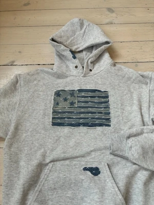 Handstitched ”USA” hoodie  - Handsydd hoodie jag gjort själv. Hoodien har en slim fit passform och är gjort på 80% bomull och 20% polyester, designsen är av jeanstyg.