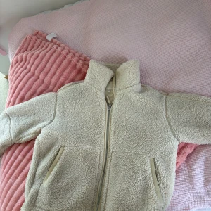 Beige teddyjacka från H&M - Jag säljer min mysiga beige teddyjacka från Hm i storlek S (ganska stor i storlek). I bra skick och perfekt till höst / vintern och även tidig vår💕💕 hör av dig om du är intresserad eller vill ha fler bilder 🫶🏽 