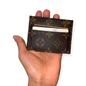 L.V Korthållare- Brun- One size - Helt ny, högkvalitativ replika. Pris: 299 kr. Leverans: Skickas inom 24 timmar. Notera: Begränsat antal- först till kvarn 