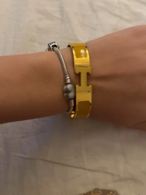 Gult H-armband  - Har aldrig användt