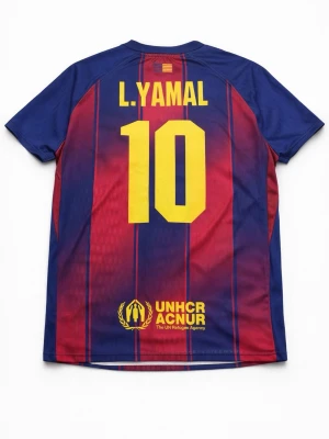 Barcelona matchtröja L. Yamal #10  - Säljer en officiell FC Barcelona matchtröja från Nike med L. Yamal och nummer 10 på ryggen. Passar M bra och S beroende på längd!!!!!Tröjan är blå och vinröd med gula detaljer, klubbmärke och sponsorloggor. Tillverkad i lätt och ventilerande Dri-FIT polyester, perfekt för fotbollsträning eller match.